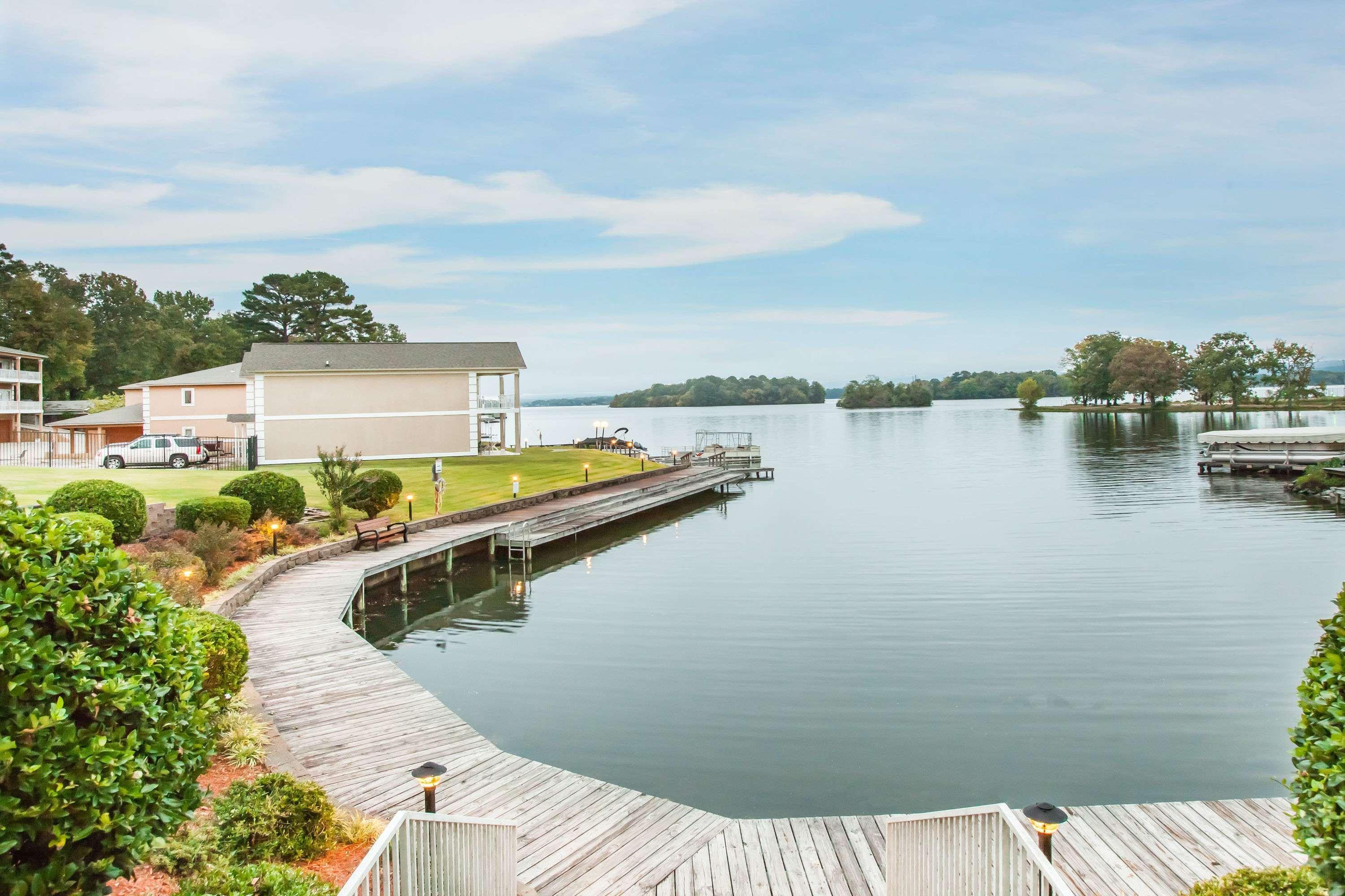 Baymont On The Lake By Wyndham Hot Springs Eksteriør billede