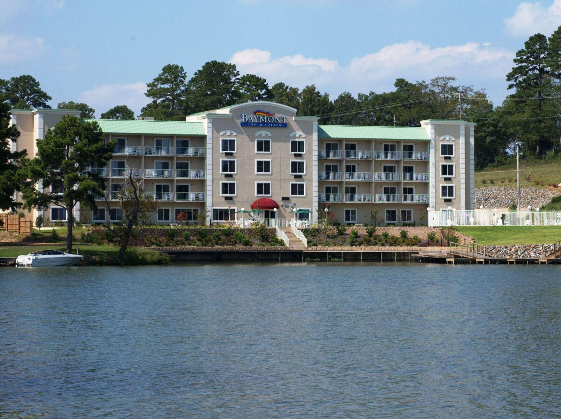 Baymont On The Lake By Wyndham Hot Springs Eksteriør billede